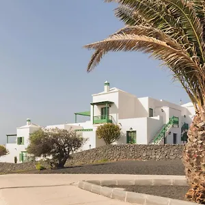 https://apartamento-om-con-piscina-y-vistas-al-35508.in-canary-islands.com